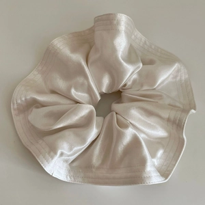 Gros plan sur l'élastique en satin champagne élégant avec détails de couture fins