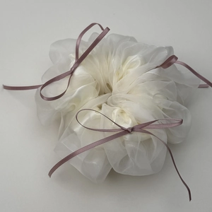 Détail d'un chouchou en organza blanc avec de délicats nœuds en ruban violet foncé de style français