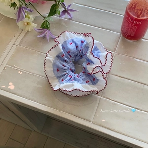 Chouchou à carreaux bleus avec doubles bords en dentelle et détails de fleurs brodées