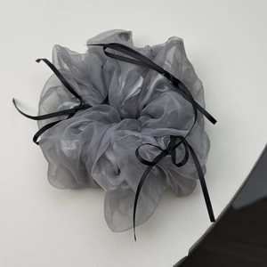 Chouchou en organza gris de style ballet français avec rubans en satin noir pour femme