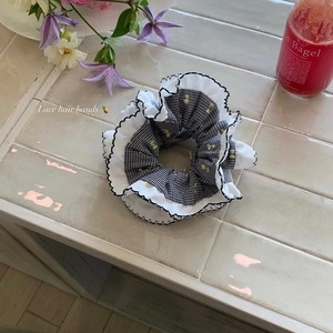 Chouchou chic à carreaux noir et blanc avec bords en dentelle et coutures ondulées