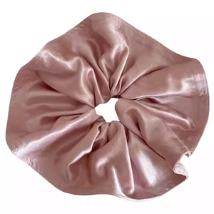 Chouchou élégant en satin rose poudré pour femme avec texture soyeuse et plis amples