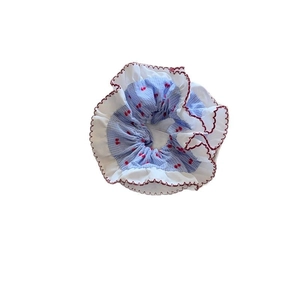 Chouchou à carreaux bleus avec motifs cerises et doubles bords à volants blancs