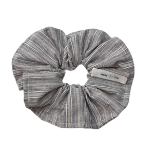 Gestreepte scrunchie haarelastiek met smile life label voor paardenstaart kapsels