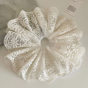 Elegante elastico per capelli in pizzo bianco con ricami floreali e design in rete francese