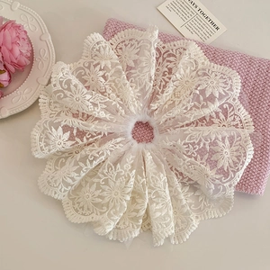 Scrunchie gigante in pizzo bianco stile francese con ricami floreali e bordi a balze