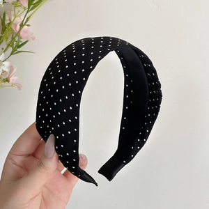Cerchietto largo da donna a pois bianchi e neri con dettagli in tessuto plissettato elegante