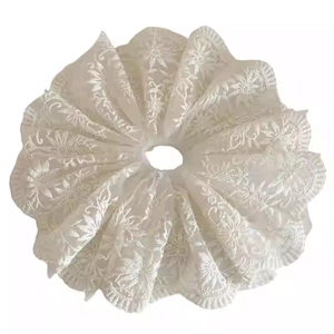 Elegante elastico per capelli XL in pizzo bianco con ricami floreali e bordi ondulati