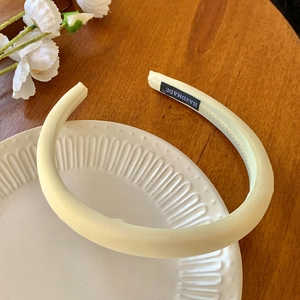Gros plan d'un bandeau éponge jaune épais fait main avec une finition satinée sur une assiette