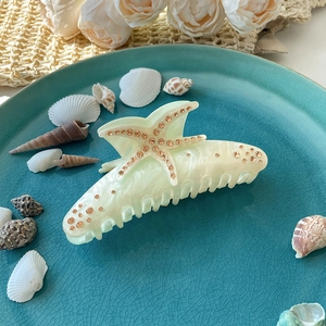 Pinza per capelli a stella marina verde menta con texture in acetato e strass lucidi