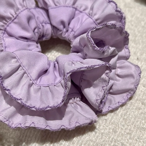 Scrunchie stile francese in pizzo viola con bordi plissettati delicati e raffinati