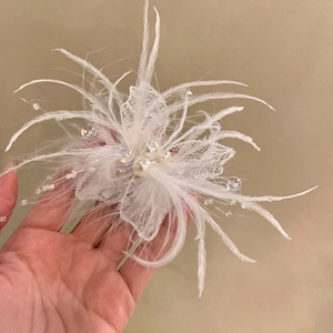 Pince à cheveux élégante en plumes blanches et dentelle avec perles pour coiffure mariée
