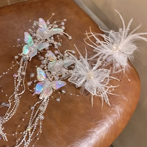 Barrettes papillon élégantes avec ailes irisées, plumes, dentelle et pompons en perles