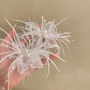Barrette élégante en dentelle et plumes blanches avec perles et cristaux pour mariée