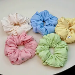 Fünf übergroße Pastell-Haargummis aus weichem Chiffon mit kleinen Schleifen-Anhängern
