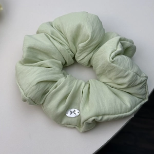 Süßes hellgrünes Haargummi im Cream Puff Stil mit süßem Schleifenanhänger für Damen