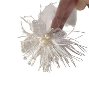 Pince à cheveux papillon en dentelle blanche avec plumes et perles pour un look de fée