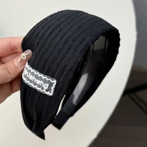 Serre-tête chic en tricot noir avec rayures verticales et détail de dentelle