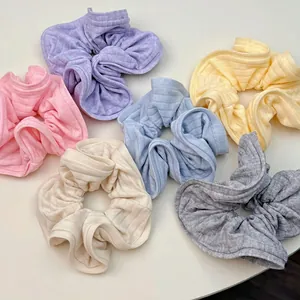 Lot de six chouchous tricotés rayés couleurs Morandi en rose bleu et tons neutres