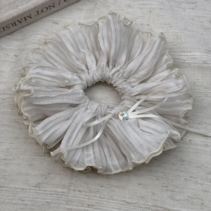 Elegante elastico francese a pieghe crema con fiocco di strass e bordo ondulato
