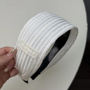 Serre-tête blanc à rayures verticales avec étiquette mode pour un look à crâne haut