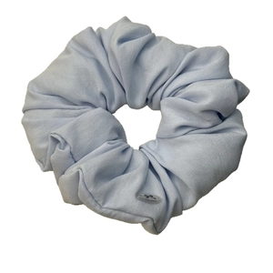 Hellblaues Stoff-Haargummi aus weichem Material mit kleinem Schleifen-Zieretikett