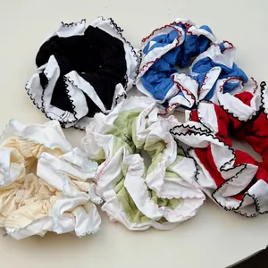 Chouchous plissés multicolores avec bords en dentelle ondulée et texture de tissu