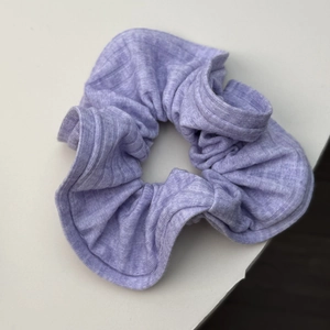 Chouchou en maille rayée violet pastel avec bords à volants pour coiffure chignon