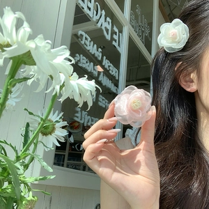 Barrettes camélia élégantes en organza rose et blanc avec perles pour femmes