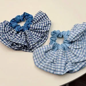 Chouchous surdimensionnés en patchwork de denim et carreaux bleus au design plissé