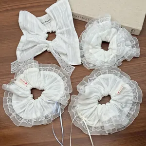Elastico per Capelli Romantico Francese in Pizzo Bianco Floreale Con Fiocco Grande Increspato Elegante Accessorio Donna