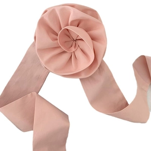 Élastique à cheveux élégant avec fleur en tissu rose clair et ruban pour coiffure