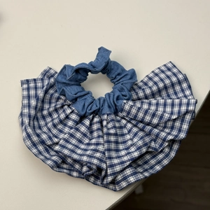 Chouchou en denim bleu et motif à carreaux avec grands plis en forme d'éventail