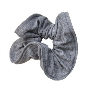 Chouchou gris élégant en maille rayée pour coiffures queue de cheval basse douce