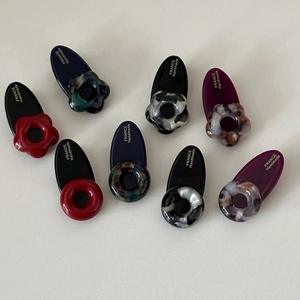 Vue détaillée de huit barrettes à fleurs faites à la main aux couleurs assorties