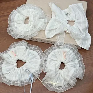 Scrunchie in pizzo bianco e fermaglio a fiocco con perle per acconciature romantiche ed eleganti