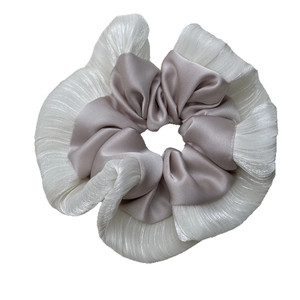 Chouchou en satin rose et blanc à volants pour coiffures de style ballet