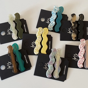 Lot de barrettes à cheveux ondulées en acétate avec motifs marbrés et logo doré