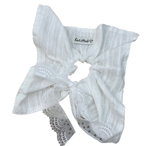 Elegante elastico per capelli in pizzo bianco con strisce di cotone ed etichetta Kokimoli
