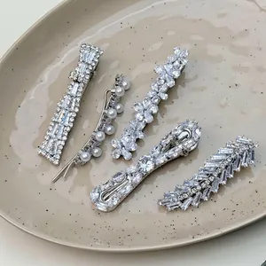 Five-piece set of silver hair clips with sparkling rhinestones and elegant pearls