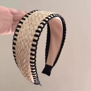 Serre-tête bohème large en paille tressée avec texture naturelle en V pour look de plage