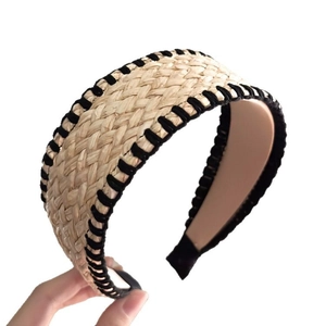 Serre-tête large en paille tressée style bohème avec bordure noire pour look de plage