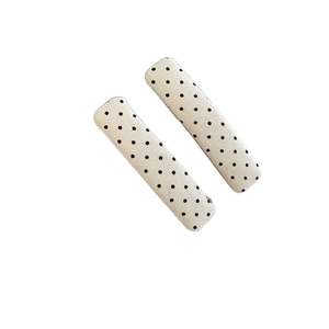 Set di due fermagli per capelli minimalisti con motivo a pois bianco e nero vintage