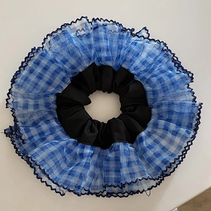 Chouchou en résille à carreaux bleus et blancs avec volants et élastique à cheveux