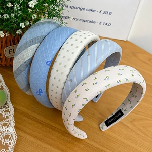 Lot de cinq serre-têtes en éponge à rayures et pois bleu clair avec étiquettes fait main