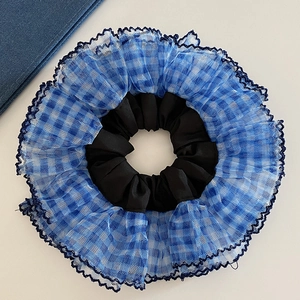 Chouchou en résille à carreaux bleus avec design multicouche et bords ondulés marine