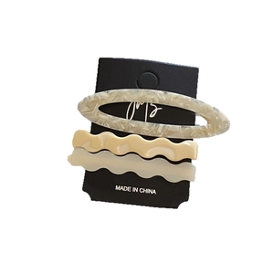 Lot de trois barrettes à cheveux en acétate avec motifs ondulés et texture marbrée crème