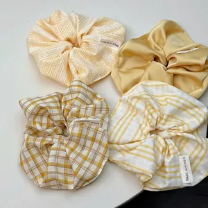 Lot de 4 chouchous jaunes avec motifs à carreaux et satin pour des coiffures variées