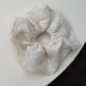 Chouchou élégant en tulle blanc avec broderie florale et motifs de nœuds pour femmes