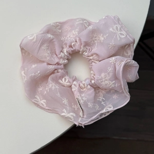 Chouchou en organza rose avec broderies florales blanches et motifs de nœuds doux